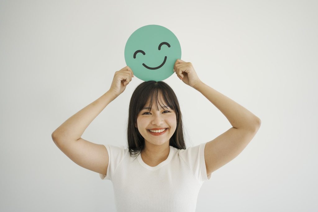 A woman shows the positivity that improves mental health